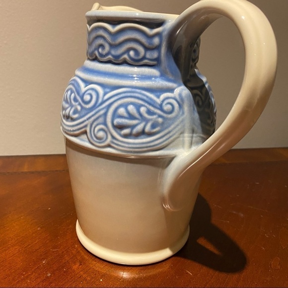 Longaberger American Craft
Cornflower Blue 40oz Pitcher - Picture 4 of 9